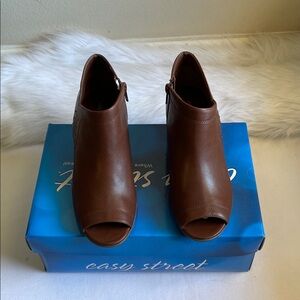 Easy Street Women's Tan Voyage Open Toe Ankle Boots Size 7.5M. New With box.